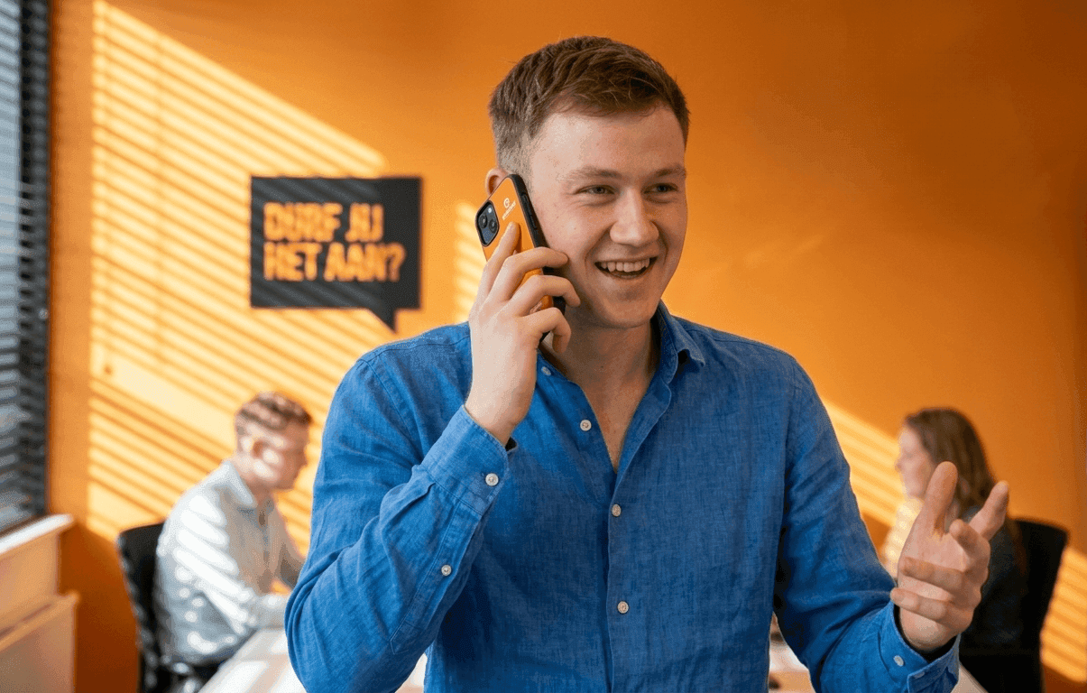 Eigen & Wijze medewerker aan de telefoon