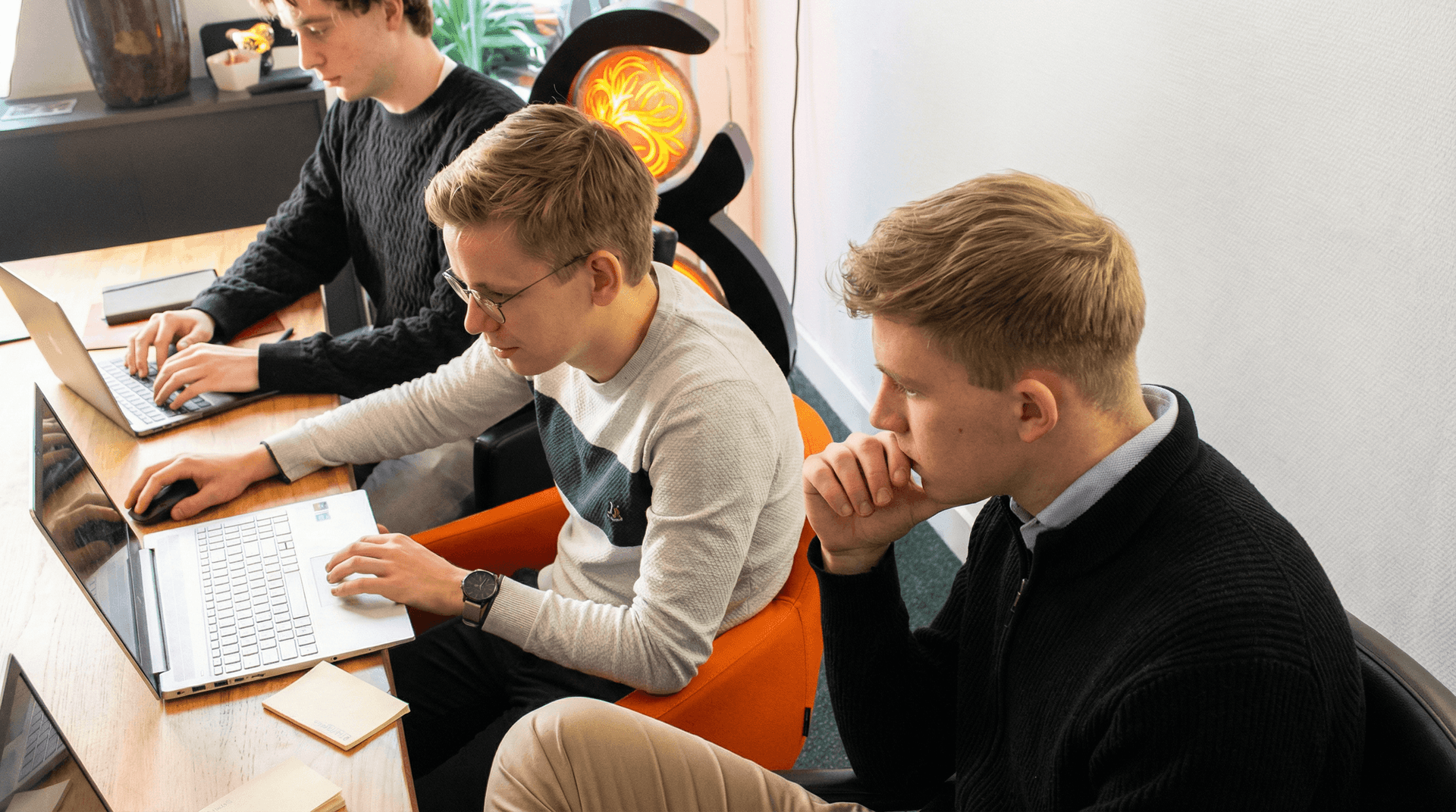 Collega's van Eigen & Wijze werken samen met een klant