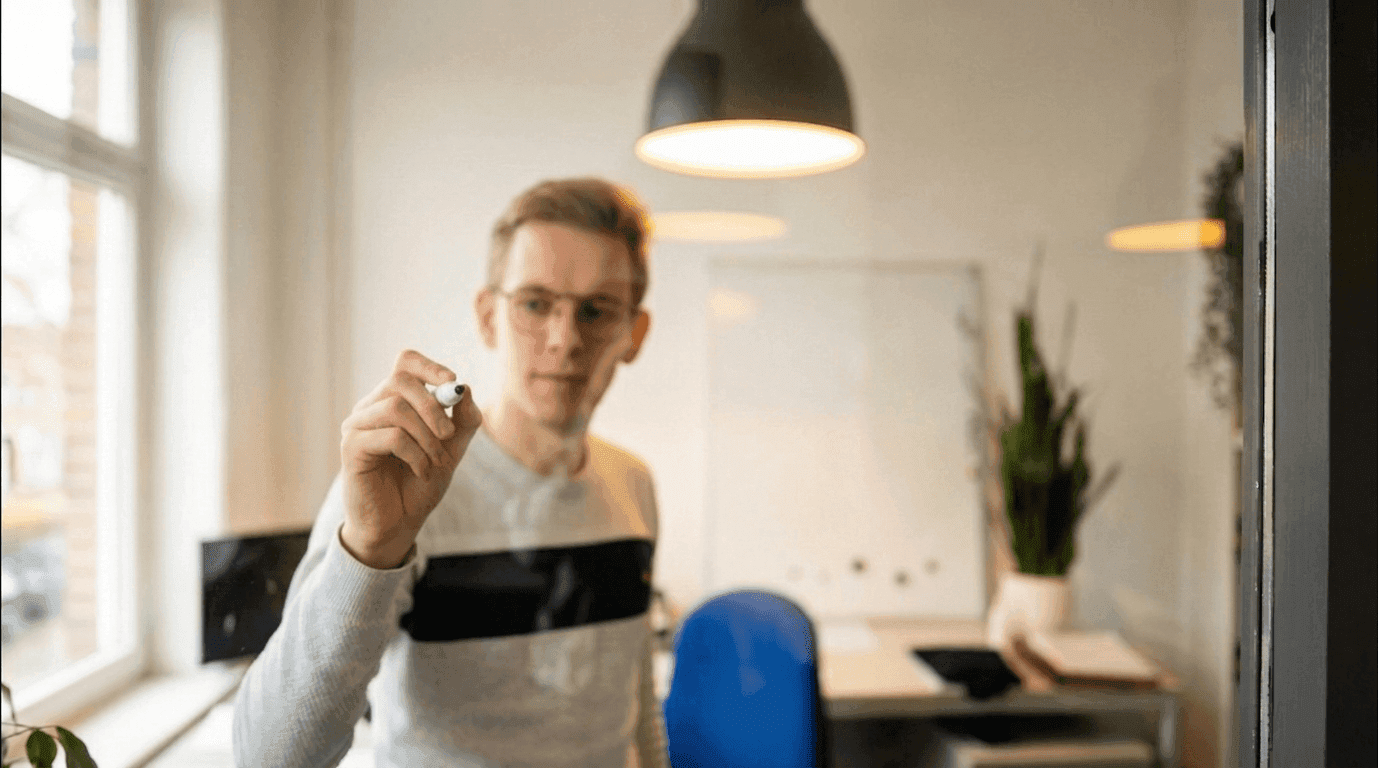 Overleg bij het whiteboard: eerst de strategie, dan de middelen