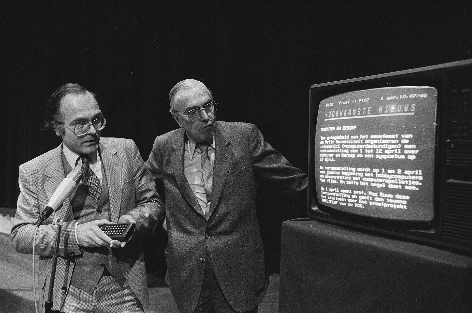 Start NOS Teletekst op de VU, Max Euwe en prof. R.D. van der Riet bij een beeldscherm
